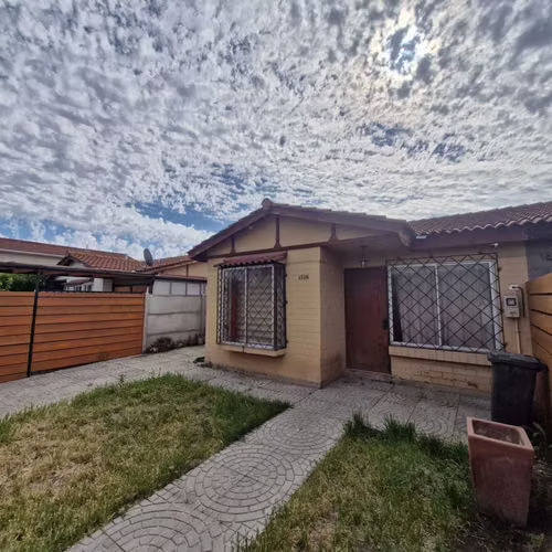 Casa con amplio Ante jardín y patio.  (140604)