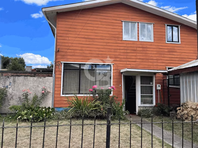 Casa  de dos pisos con excelente ubicación.