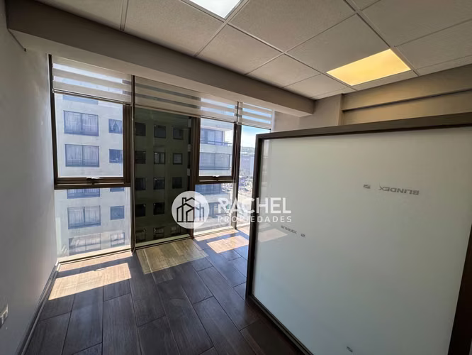 EN VENTA LUMINOSA OFICINA - EDIFICIO UNO K - Imagen 6