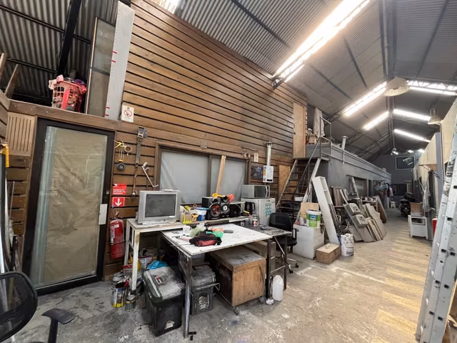 Inmueble Comercial Con Construcciones Habitacionales