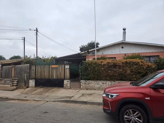 Se Vende Casa con Amplio terreno Limache
