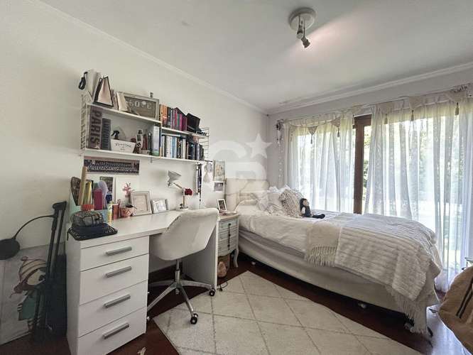 Maravillosa casa a pasos colegio Newland, calle segura