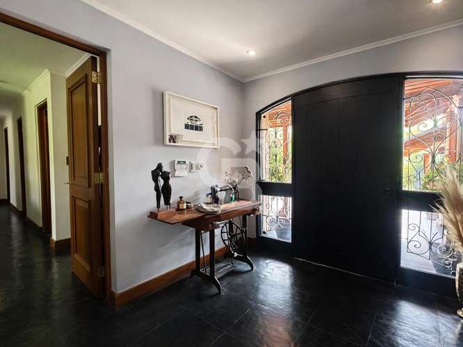 Maravillosa casa a pasos colegio Newland, calle segura