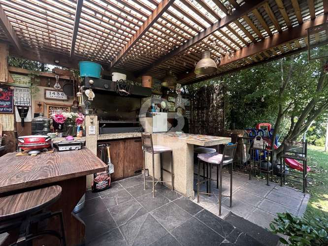 Maravillosa casa a pasos colegio Newland, calle segura