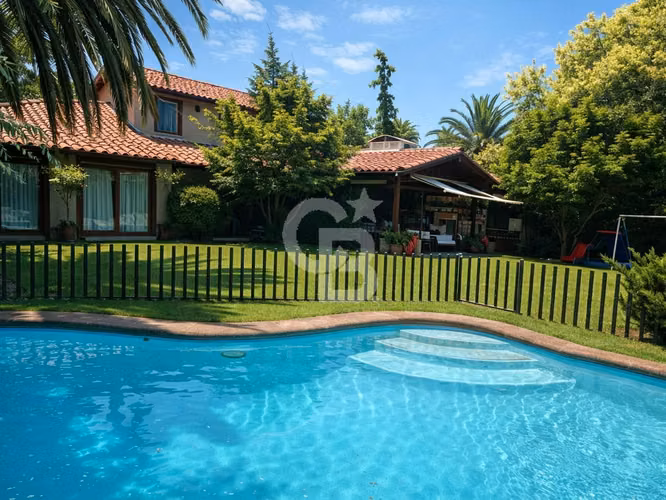 Maravillosa casa a pasos colegio Newland, calle segura