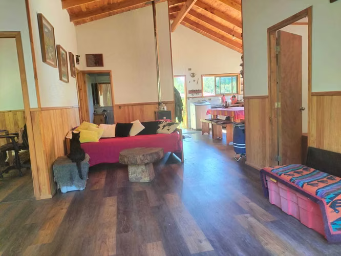 VENTA PARCELA CON CASAS Y ORILLA DE RÍO (141537)