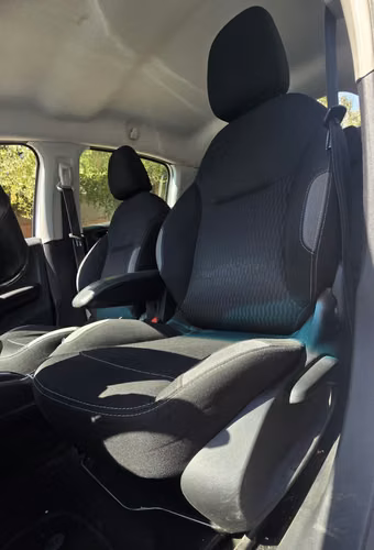 Peugeot 208 AT 