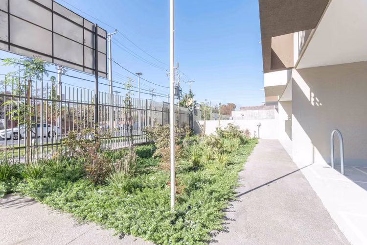 Av. El Parrón 103 (1 Est )