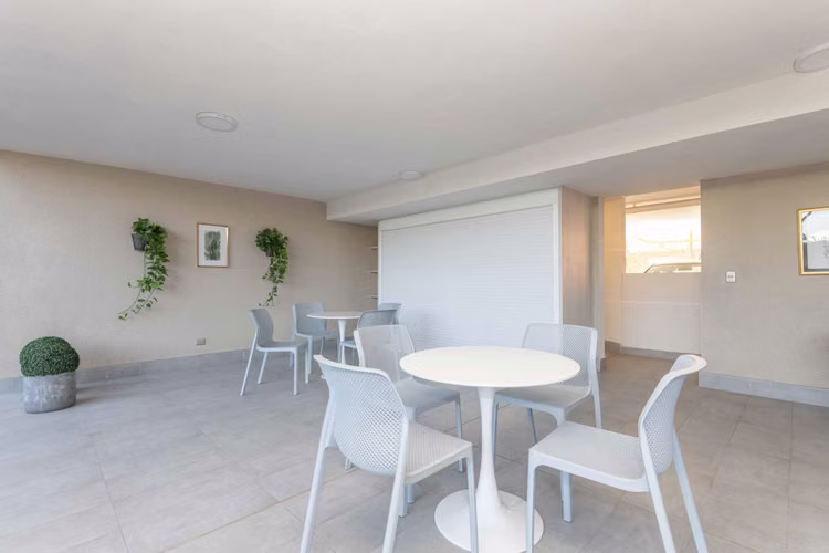Av. El Parrón 103 (1 Est )