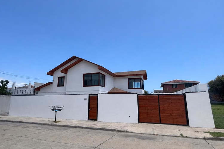 Descubre esta amplia casa de uso comercial y habitacional ubicada en el sector Vista Hermosa, una zona estratégica y de alta plusvalía.