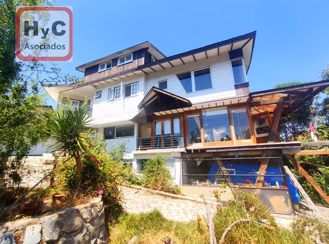 Espectacular casa de cuatro pisos, conexión con la naturaleza  y conectividad.
