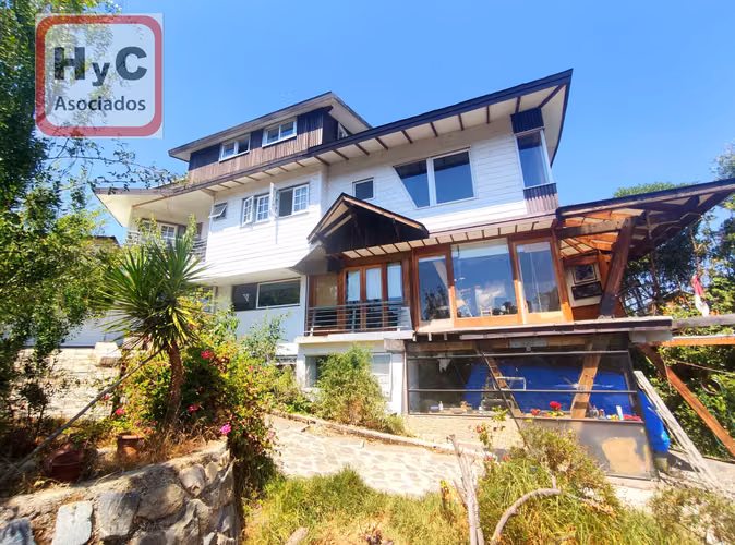 Espectacular casa de cuatro pisos, conexión con la naturaleza  y conectividad.