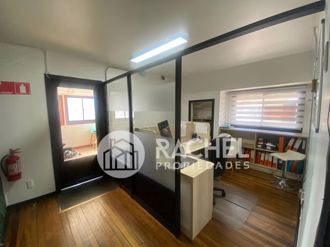 SE ARRIENDA AMPLIA CASA COMERCIAL CON OFICINAS