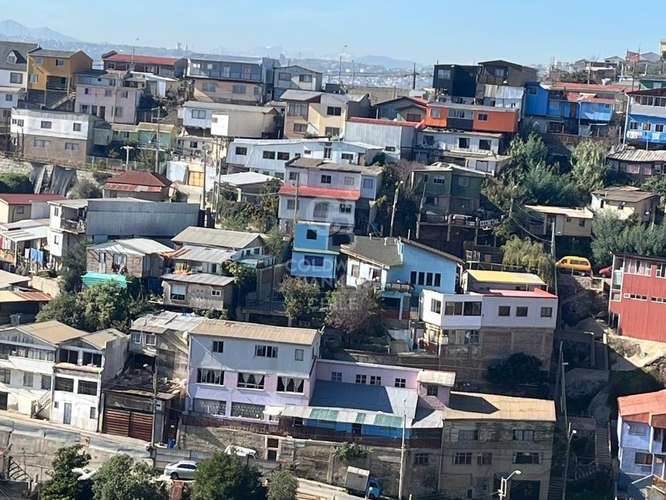 Gran Terreno con 5  Dptos. en Valparaíso - Imagen 2