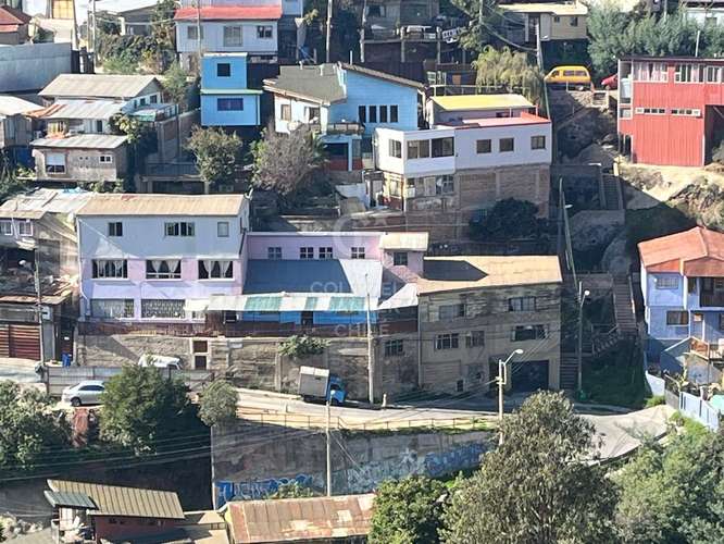 Gran Terreno con 5  Dptos. en Valparaíso - Imagen 3
