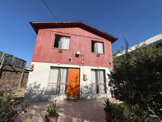 Casa 2 pisos aislada, buena ubicación (143225) - Imagen 1