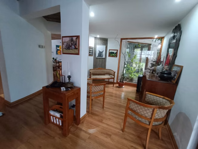 Espectacular casa en la Reina Alta. Carlos Silva Vildósola 4D+5B