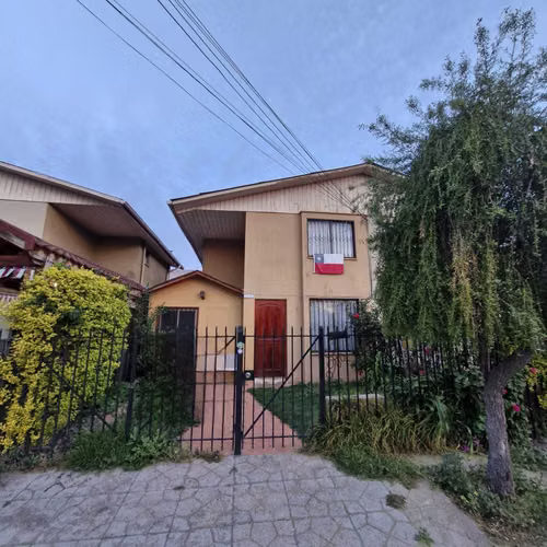 Moderna Casa con Excelente Conectividad (141914)