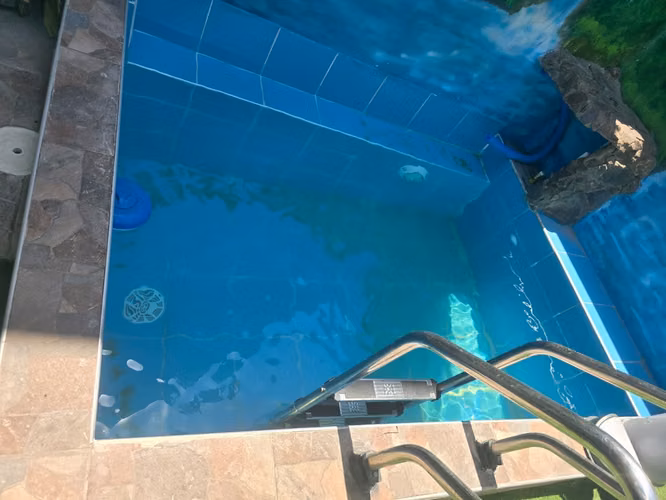 VENDO CASA ESQUINA, 2 PISOS,ENTRADAS AMBOS LADOS, 6 DORM. 4 BAÑOS, JACUZZI