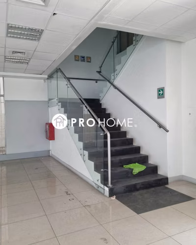 Edificio Corporativo: 764 m² y Máxima Capacidad de Estacionamiento