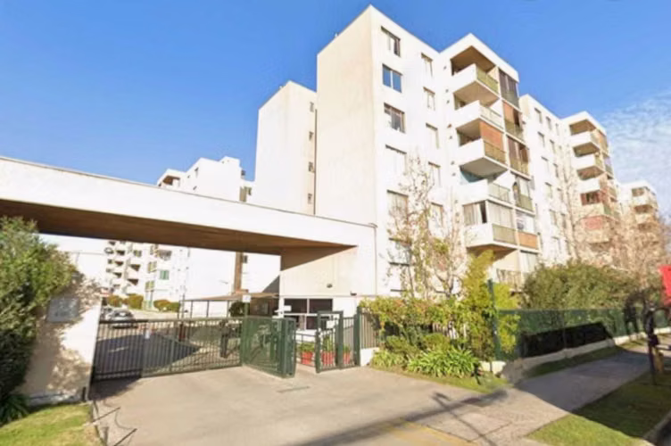 Vendo amplio Depto. en Condominio la Floresta (143850)