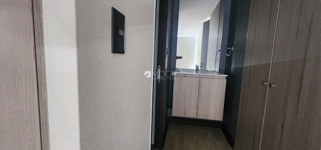 AMPLIO Y MODERNO  DEPTO. EN VENTA. SEMI NUEVO  UF 2.890 A MEDIA CUADRA DE METRO  BELLAVISTA BARRIO RESIDENCIAL AÑO 2024