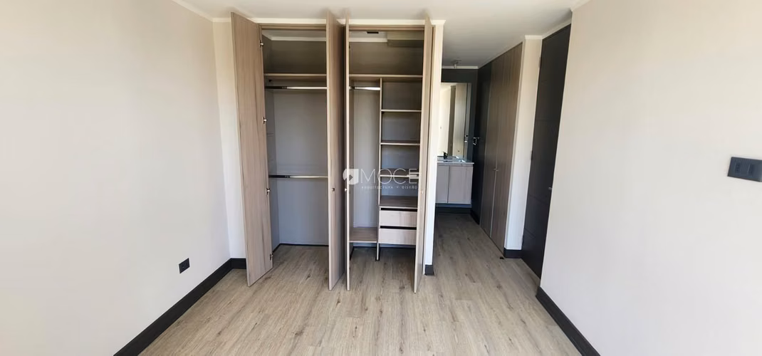 AMPLIO Y MODERNO  DEPTO. EN VENTA. SEMI NUEVO  UF 2.890 A MEDIA CUADRA DE METRO  BELLAVISTA BARRIO RESIDENCIAL AÑO 2024