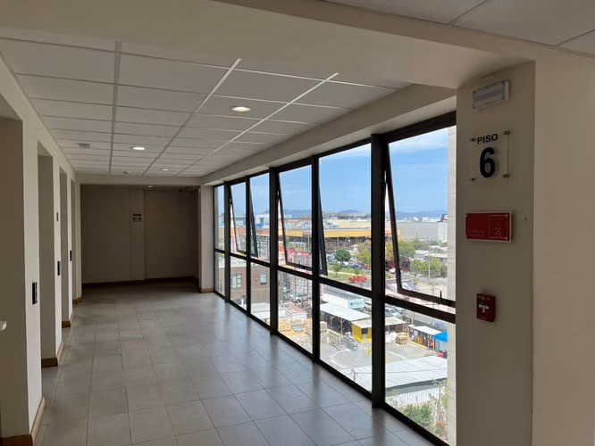 Se vende oficina excelente ubicación, Edificio Plaza Oriente