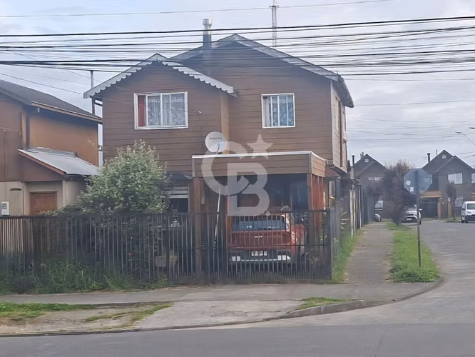 Casa de esquina ampliada, 3 dorms, 2 estacionamientos.
