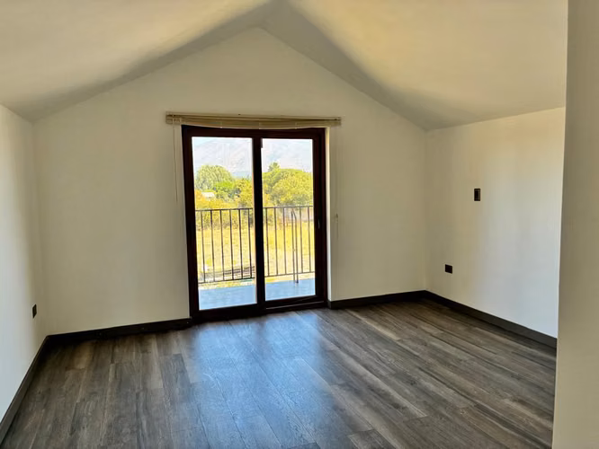 Amplia Casa con Diseño Moderno (144660)