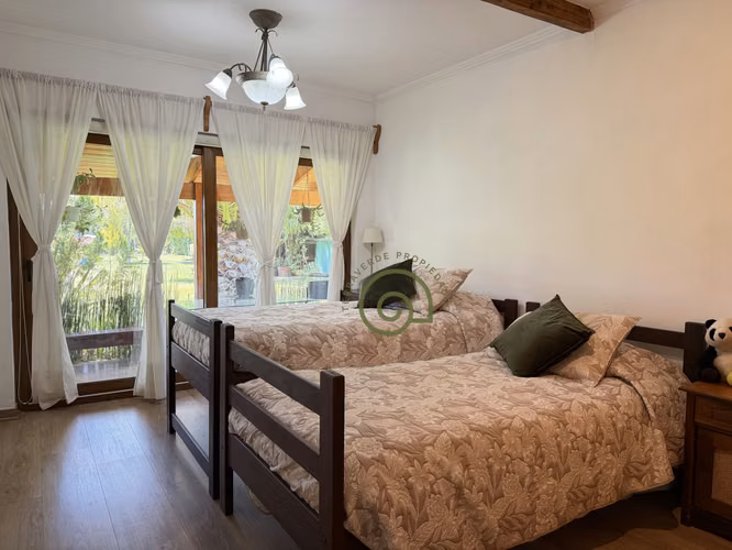 VENTA DE PARCELA CON PISCINA Y HERMOSO JARDÍN