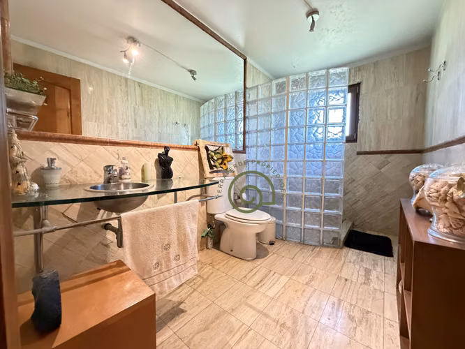 VENTA DE PARCELA CON PISCINA Y HERMOSO JARDÍN