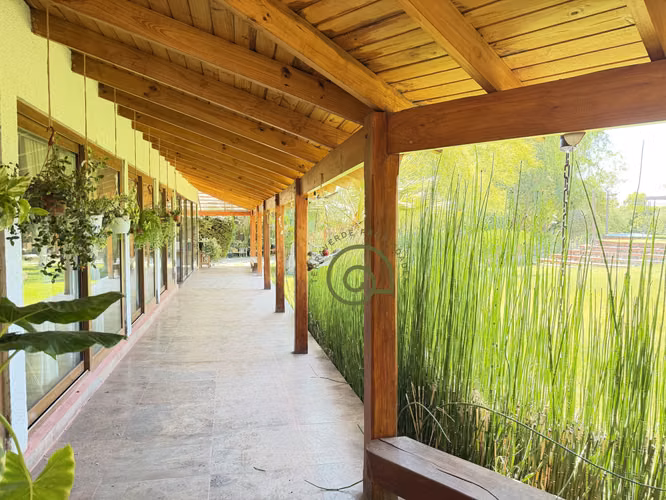 VENTA DE PARCELA CON PISCINA Y HERMOSO JARDÍN