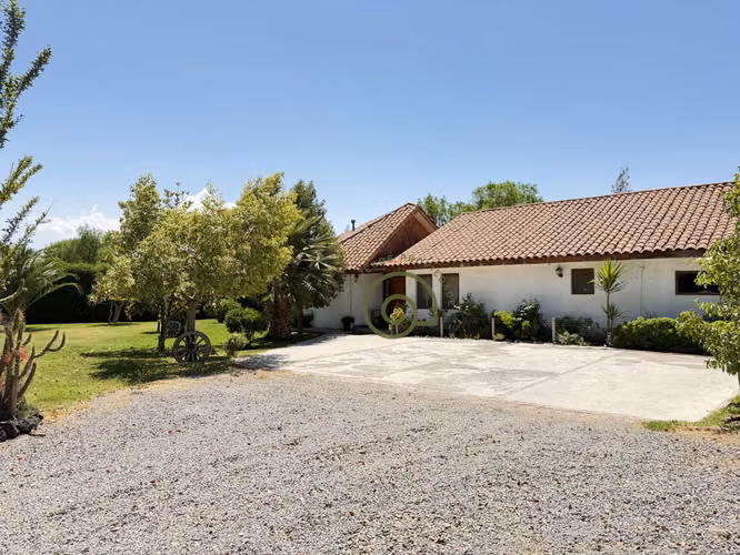 VENTA DE PARCELA CON PISCINA Y HERMOSO JARDÍN
