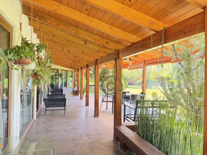 VENTA DE PARCELA CON PISCINA Y HERMOSO JARDÍN