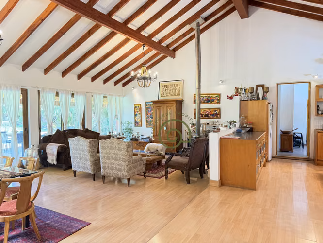 VENTA DE PARCELA CON PISCINA Y HERMOSO JARDÍN