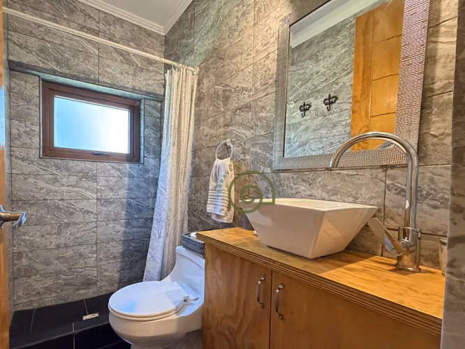 VENTA DE PARCELA CON PISCINA Y HERMOSO JARDÍN