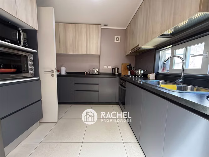 SE VENDE MODERNA CASA MEDITERRÁNEA SEMI NUEVA EN CONDOMINIO - Fundo el Carmen