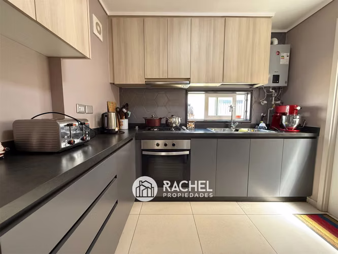 SE VENDE MODERNA CASA MEDITERRÁNEA SEMI NUEVA EN CONDOMINIO - Fundo el Carmen