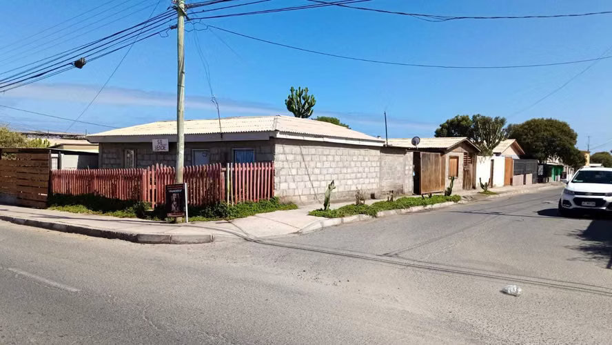Casa esquina en Avenida Batallón Atacama (147091)