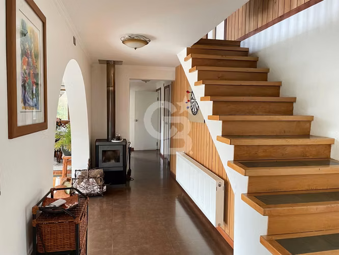 Amplia casa céntrica en condominio con accesos controlados