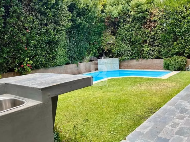 Encanto inglés: Casa con jardín, piscina y ubicación ideal
