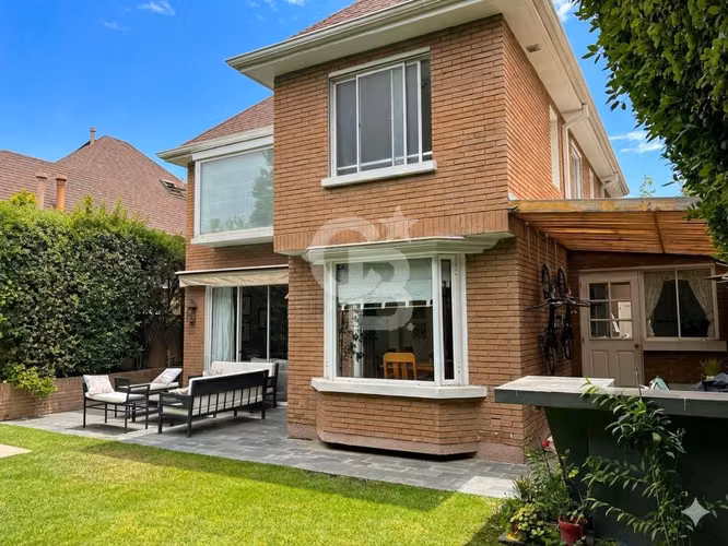 Encanto inglés: Casa con jardín, piscina y ubicación ideal