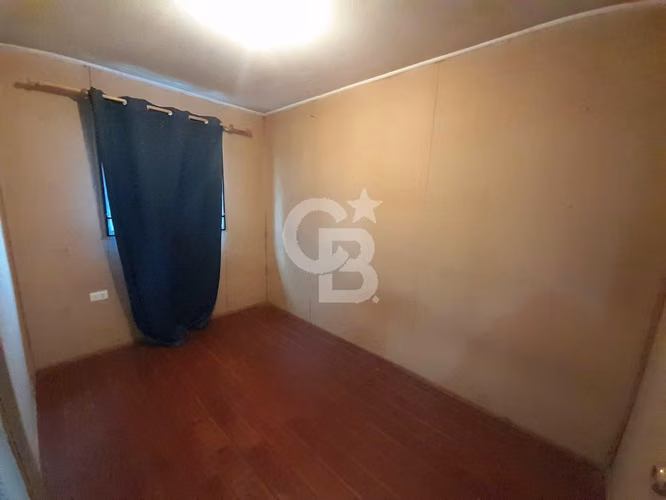 Acogedora casa con amplio locomoción a la puerta.