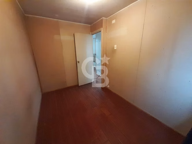 Acogedora casa con amplio locomoción a la puerta.
