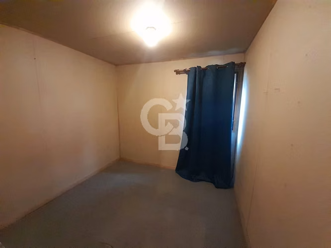 Acogedora casa con amplio locomoción a la puerta.