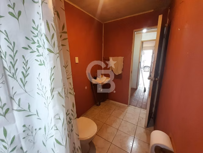 Acogedora casa con amplio locomoción a la puerta.