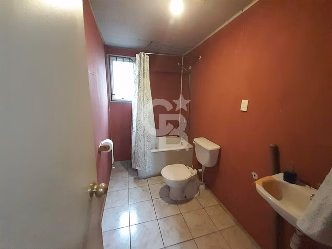 Acogedora casa con amplio locomoción a la puerta.