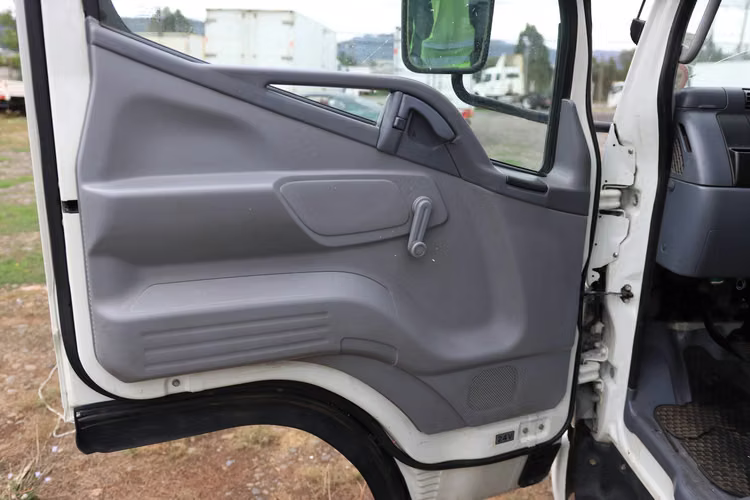 CAMION MITSUBISHI CANTER FUSO 7.5 5000KG AÑO 2013 CERRADO