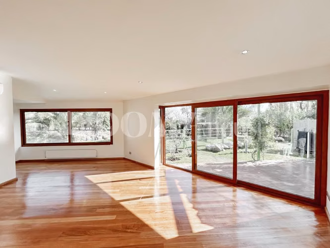 Hermosa casa moderna en parcela. 6D, 6B. Cancha de tenis.